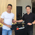 Zagueiro do Inter posa com a camisa do seu novo clube; jogador foi emprestado até dezembro
