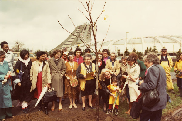 Mary Two-Axe Earley (au centre) lors de la cérémonie de plantation d’arbres au Jardin botanique de Montréal (milieu des années 1970). Photo fournie par Rosemary Two Rivers