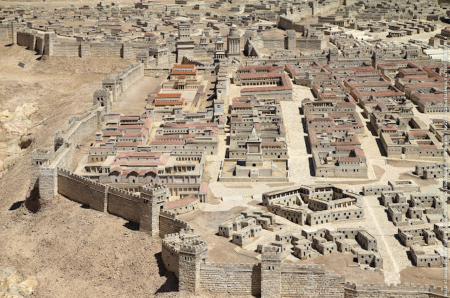 Монумент в центре - Гробница Давида, слева от нее - Дворец Каифы.  На оси Гробница на заднем плане - Дворец Ирода и Цитадель.