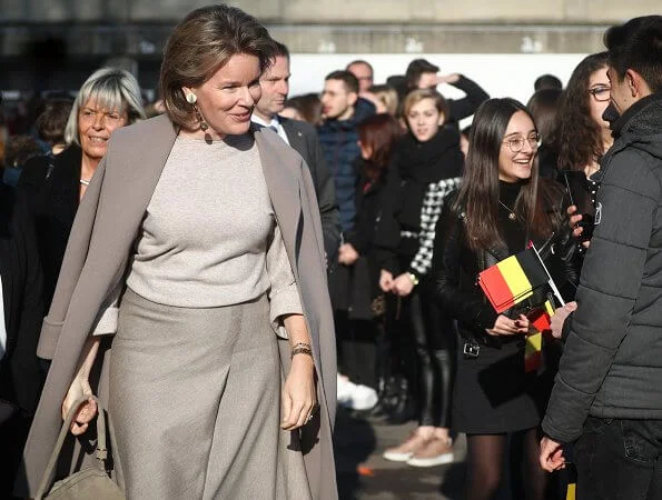 Queen received information about the professional approach and pedagogical methods used against bullying in the school. Natan sweater and skirt