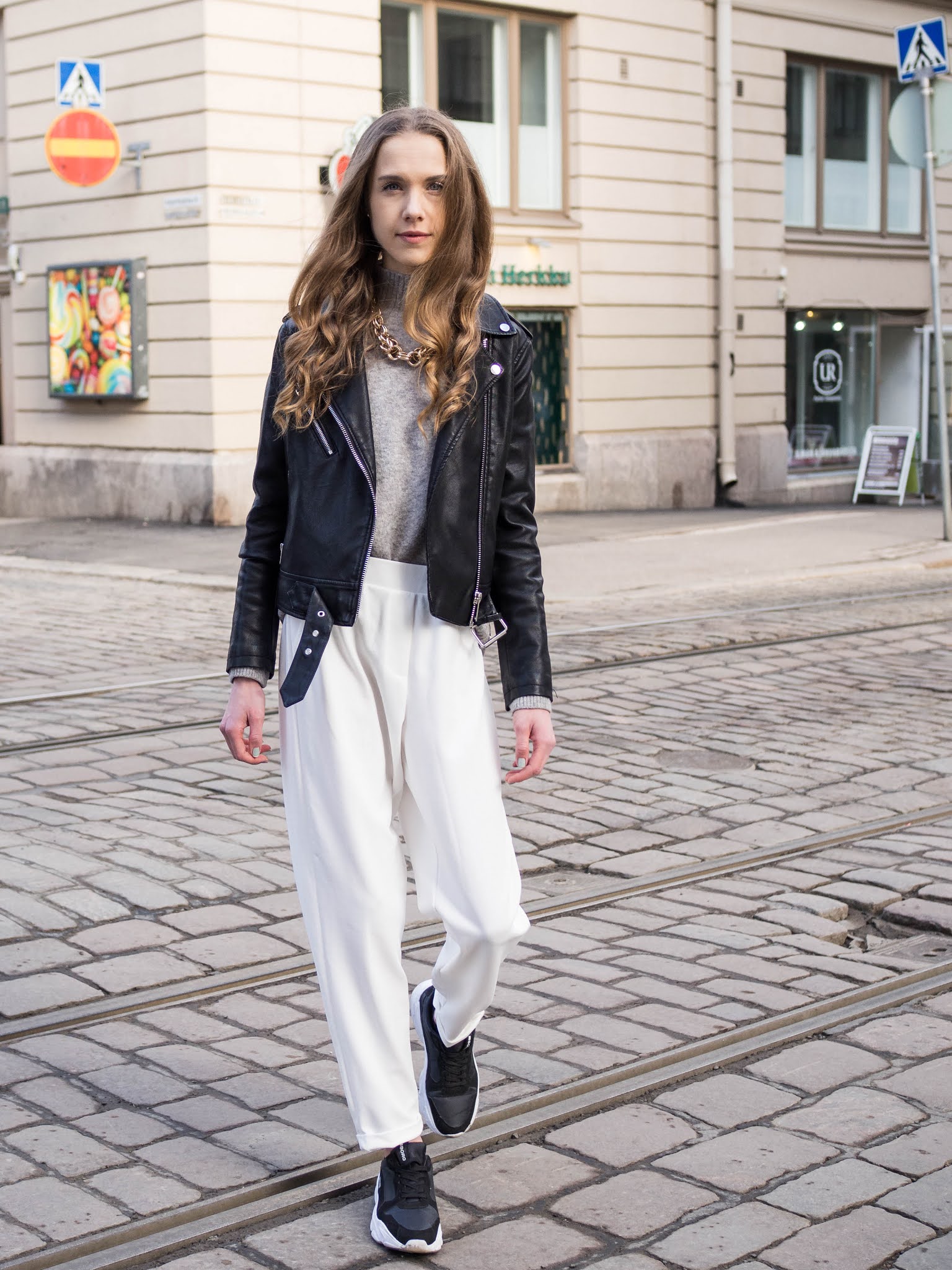 Valkoiset housut asuinspiraatio // White trousers outfit inspiration