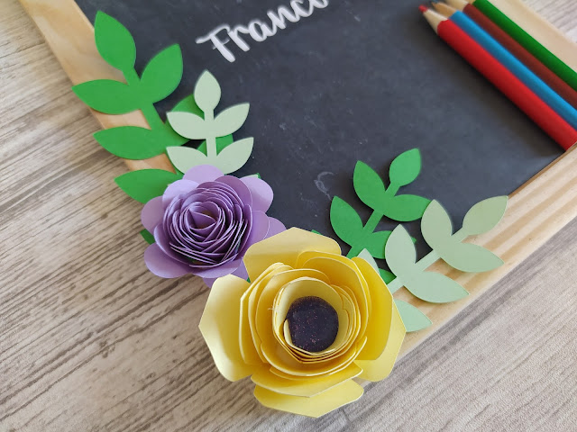 DIY ardoise panneau de classe : zoom sur les fleurs en papier