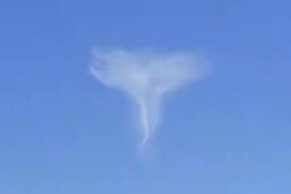 b Is this an angel in the clouds? (chilling video)