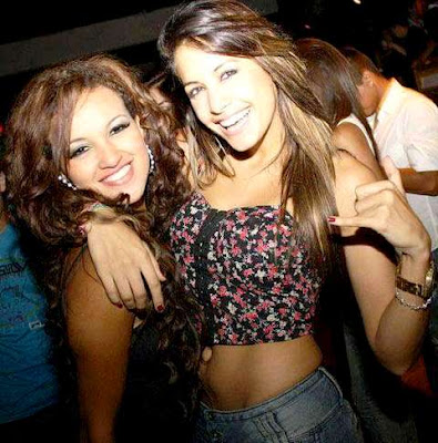 Milett Figueroa y Angie Arizaga Foto de Milett Figueroa abrazando a Angie Arizaga