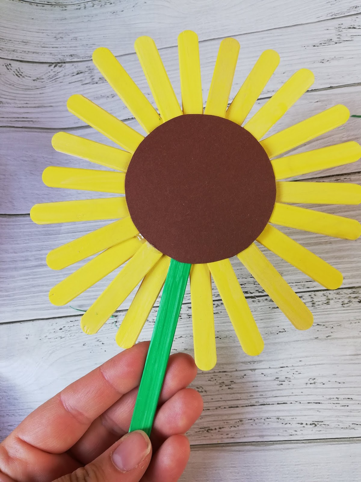 Familie und mehr : DIY: Wir basteln uns Sonnenblumen