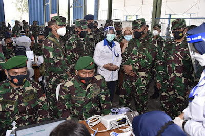 Kasum TNI Tinjau Pelaksanaan Serbuan Vaksinasi Covid-19 Terhadap Ribuan Babinsa dan Babinpotdirga di Solo
