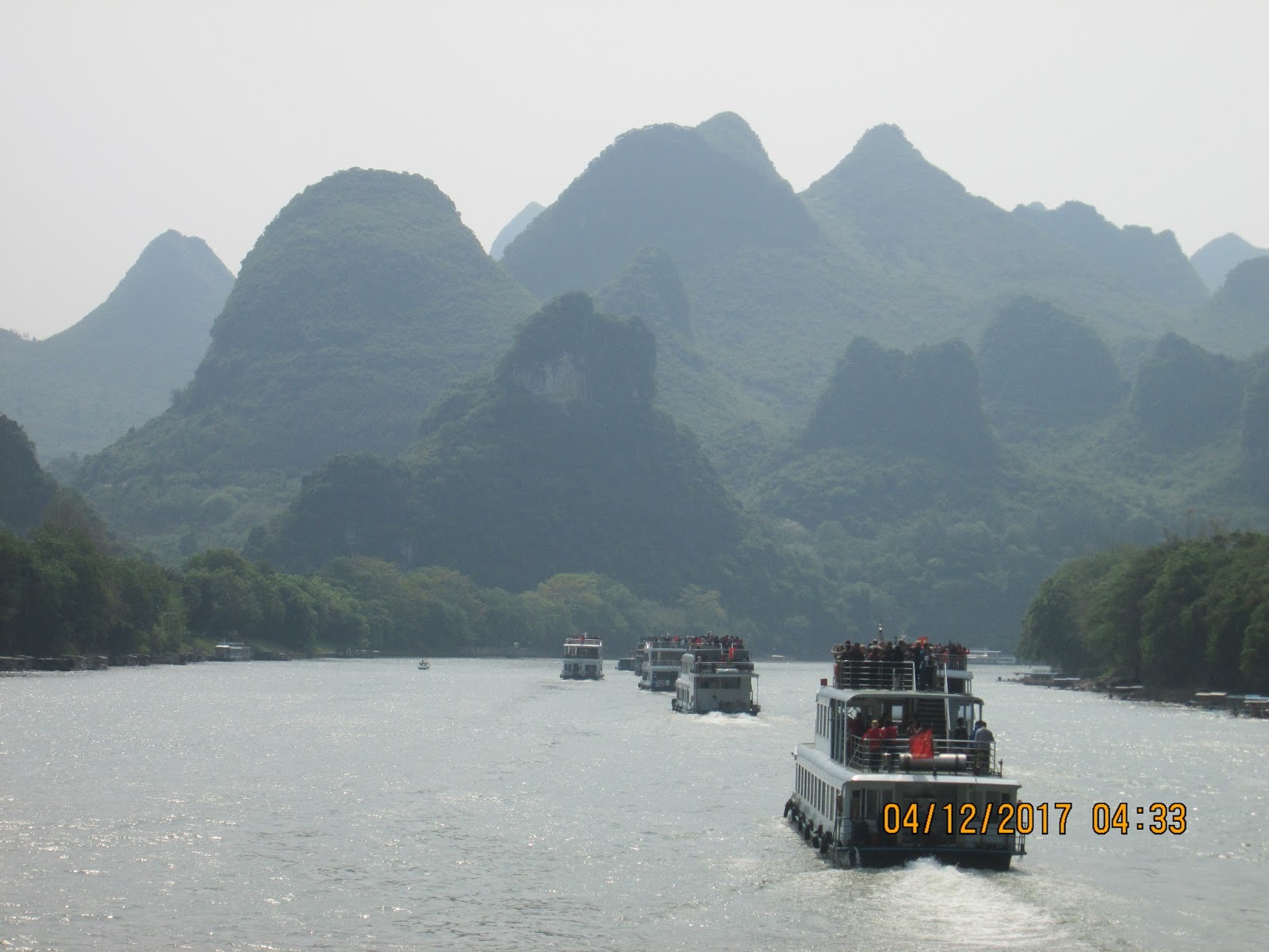 Svemar On Tour På Lifloden Med Båt Från Guilin Till Yangshuo