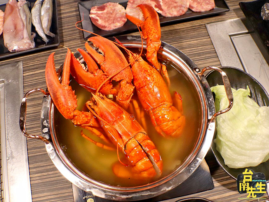 台南燒烤火鍋吃到飽/波士頓龍蝦+厚切和牛吃飽吃滿/飲料+沙瓦+咖啡+冰淇淋+甜點無限供應/木炭烘烤香氣撲鼻/日式居酒屋風格