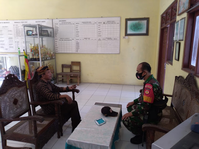 Komsos Babinsa Bersama Wakil Kepala Sekolah SDN 4 Gemolong Bahas Program KBM di Masa Pandemi