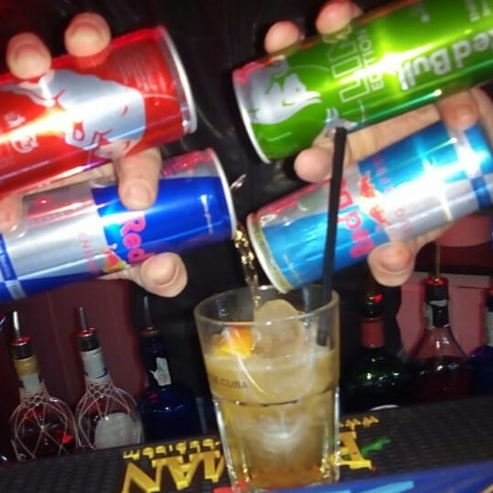 Red Bull fa male? Vediamo gli ingredienti di questa Bevanda Energetica