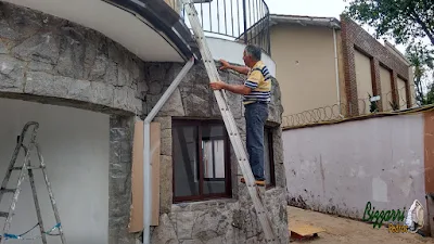 Bizzarri, da Bizzarri Pedras, verificando a construção com pedra onde estamos fazendo as restaurações da parede de pedra em casa no bairro Ibirapuera em São Paulo-SP.