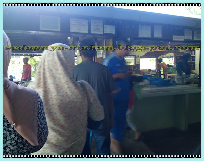 Yang ni beratur nak beli goreng pisang