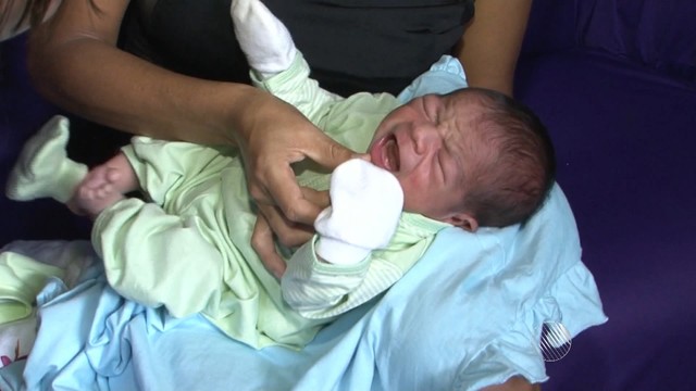 Bebê nasce com dois dentes em Eunápolis e assusta mãe: 'Comecei a tremer'