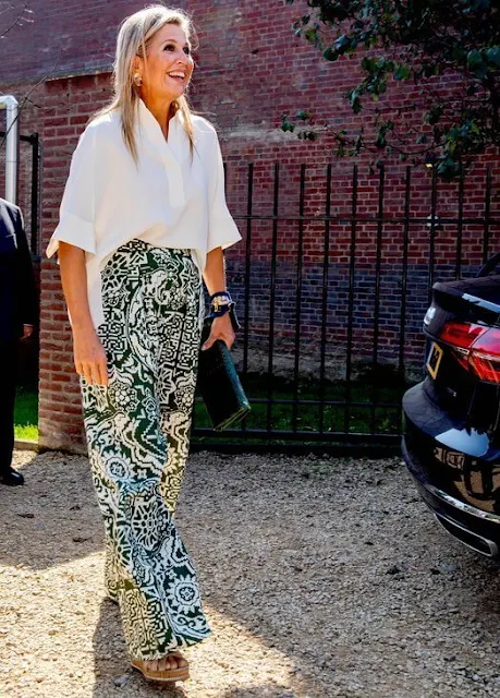 Queen Maxima wore patternet print trousers from Natan, and white silk shirt blouse from Natan. Cult Gaia gold earrings