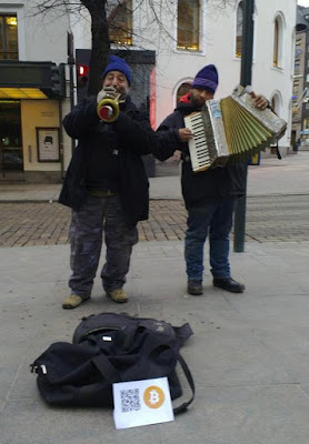 Witzige Straßenmusiker mit Bitcoins bezahlen Witzige Straßenmusiker mit Bitcoins bezahlen