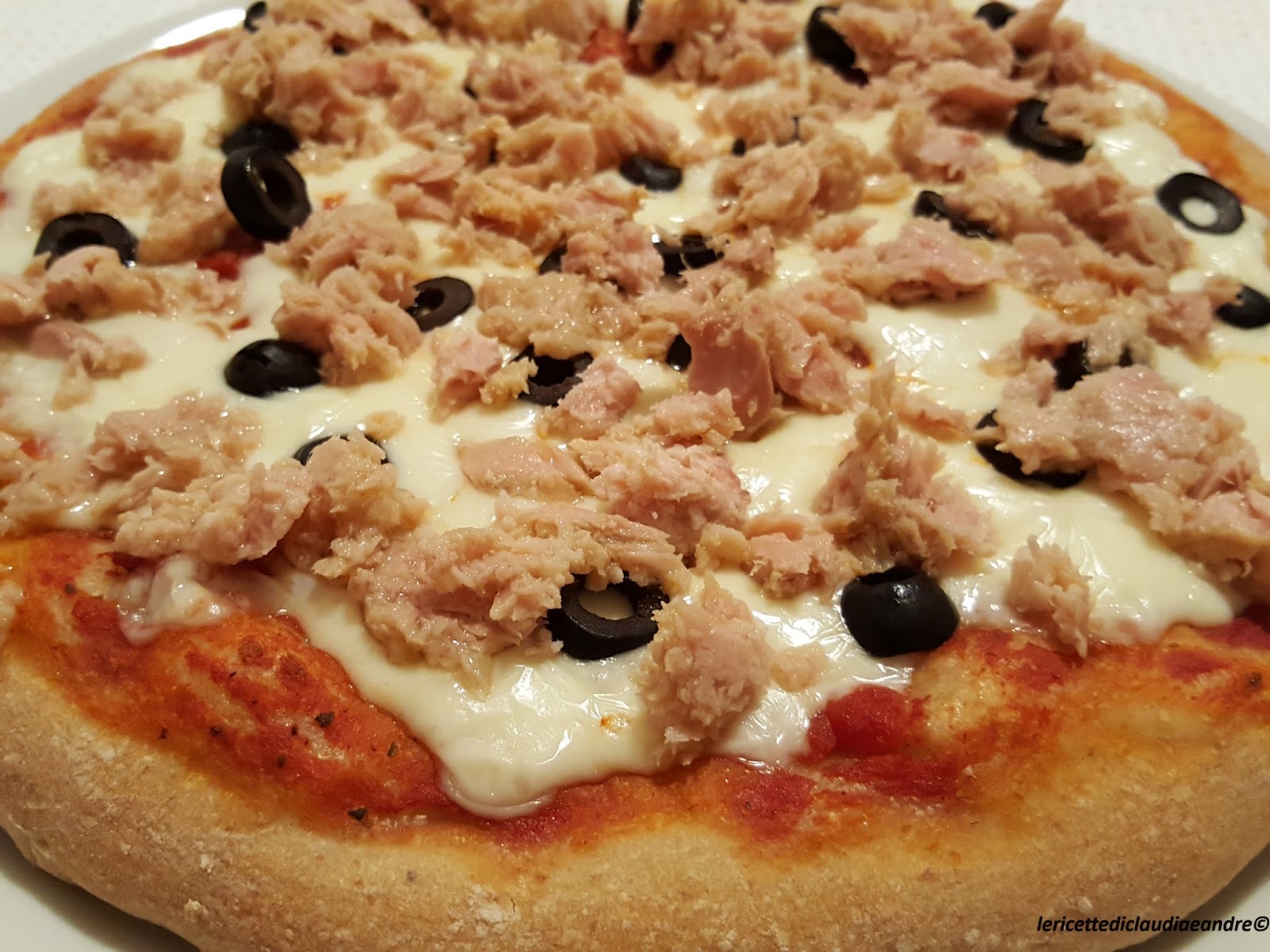 Pizza semintegrale con tonno, olive e mozzarella Ricetta ed