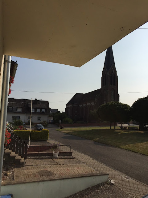 kirchturm vor omis haustür