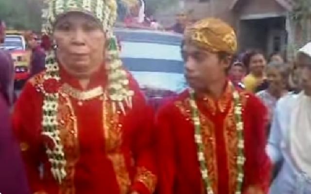 Heboh! Cinta Tak Memandang Usia, Pemuda SMA Berikut Ini Menikahi Nenek Tua! Heboh! Cinta Tak Memandang Usia, Pemuda SMA Berikut Ini Menikahi Nenek Tua!