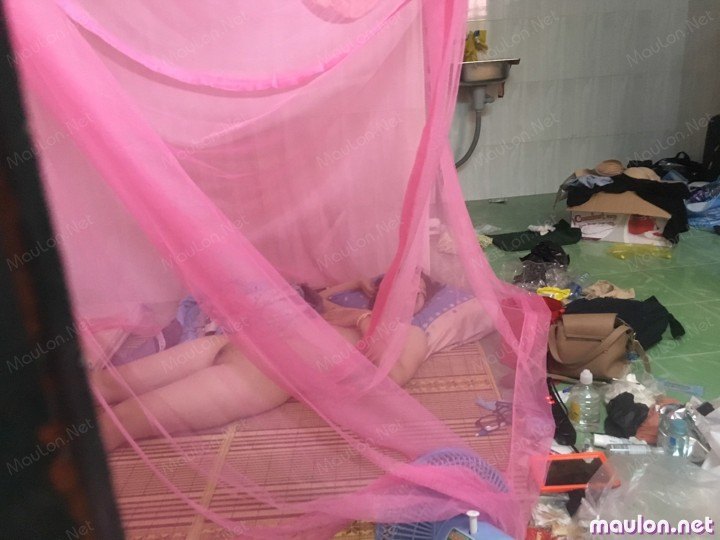 Quay lén em gái phòng bên khỏa thân xem phim sex 18 MauLon.Net - Ảnh sex quay lén gái xem phim sex