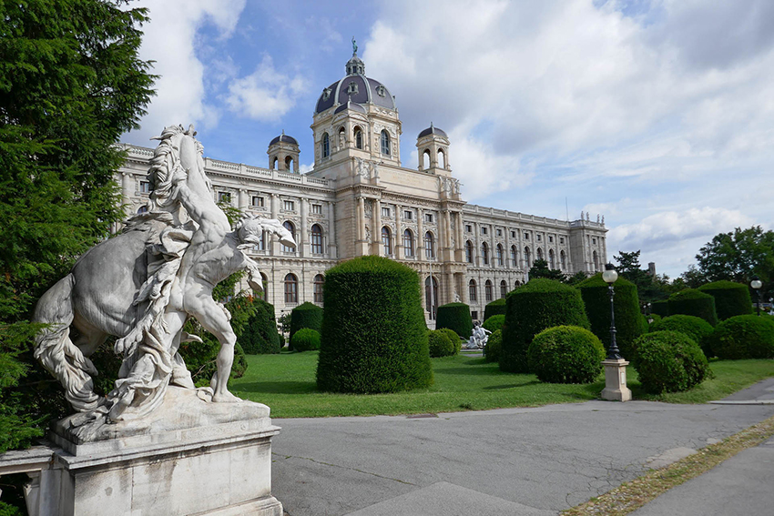 Maria-Theresien-Platz mit Museum Maria-Theresien-Platz mit Museum