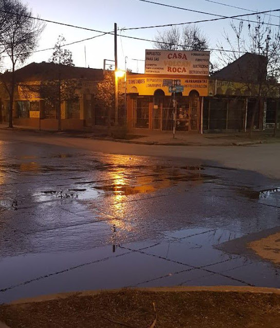 Vecinos cansados de desbordamientos de aguas cloacales en pleno centro roquense Vecinos cansados de desbordamientos de aguas cloacales en pleno centro roquense