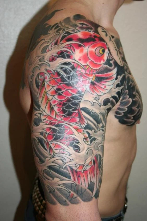 tatuaje de carpa koi japonesa en el brazo