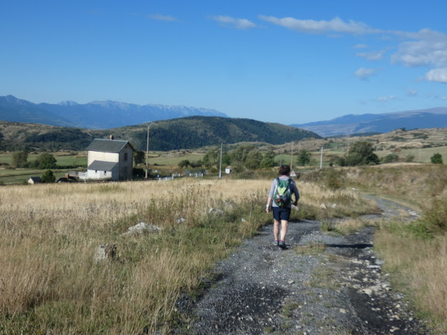 Nous arrivons bientôt à la première gare miniature, là où la route croise la voie ferrée.