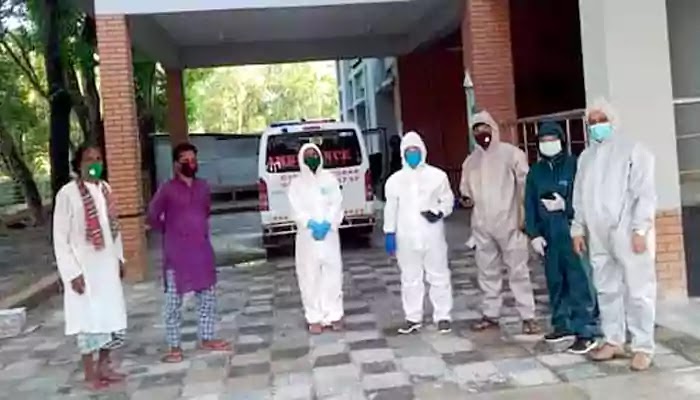 Father and son won Kazipur Corona in Upazila Health Complex উপজেলা স্বাস্থ্য কমপ্লেক্সে কাজিপুরের করোনা জয়ী পিতা-পুত্র