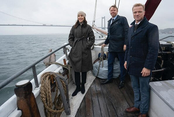 The bridge connects Jutland and Funen. Topshop vinyl trench coat with contrast stitching in green. khaki checked trench coat