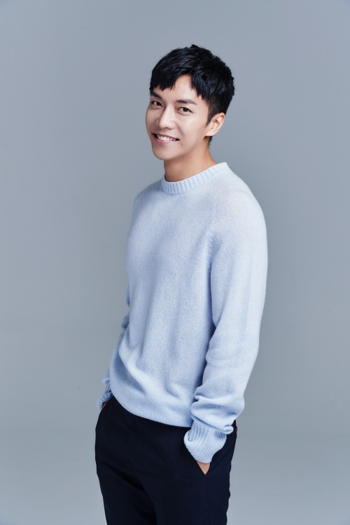 Lee Seunggi has donated 100 million won to help the patients at a