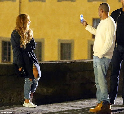 Beyonce And Jay Z Take A Romantic Stroll In The City Of Florence, Italy