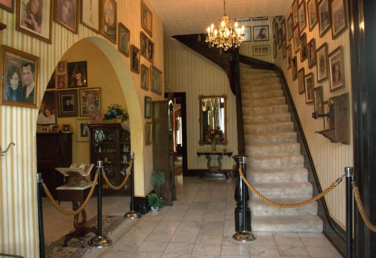 Loretta Lynn’s Haunted Home Country Singer Recalls Paranormal Experiences