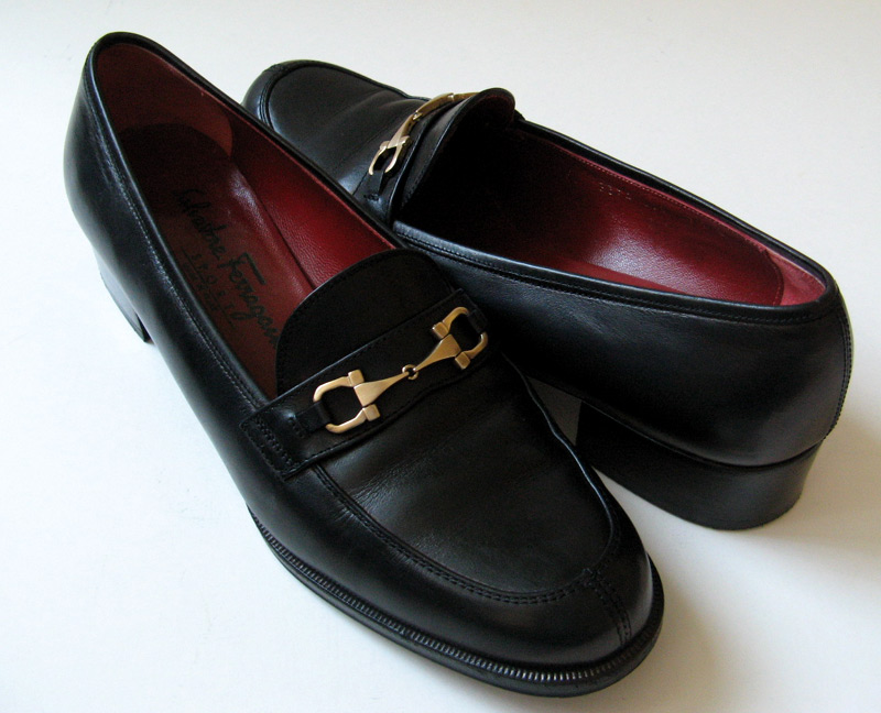 FERRAGAMO BLACK LEATHER LOAFERS WOMENS SIZE 7.5