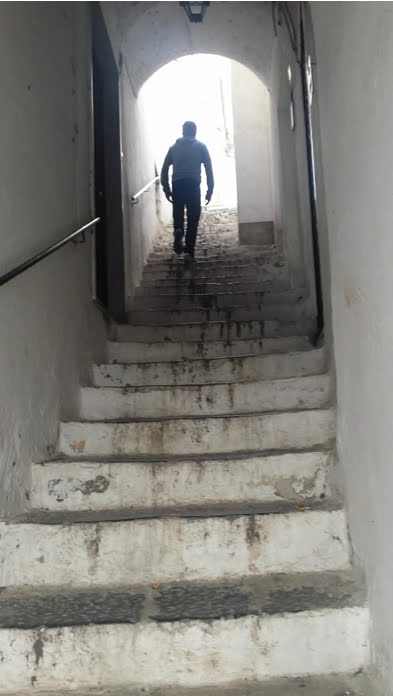 callejuela-estrecha-escaleras-en-amalfi-italia