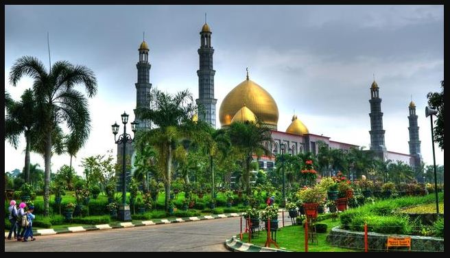 15 Masjid Termegah, Terbesar dan Termewah di Indonesia - Mediasiana.com