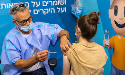 Nhân viên y tế Israel tiêm vaccine Covid-19 cho một phụ nữ tại một trung tâm tiêm chủng ở Jerusalem ngày 9/9. Ảnh: Flash90.