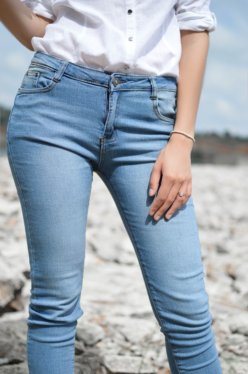 Why do skinny jeans look better on wide hip girls?