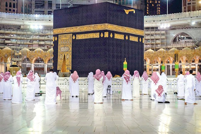 Shalat Tarawih di Masjidil Haram Corona