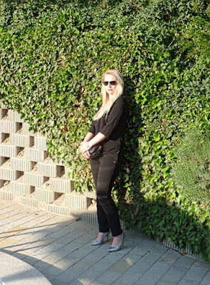Silberne Pumps und schwarzer Jumpsuit Klassischer Abend-Look