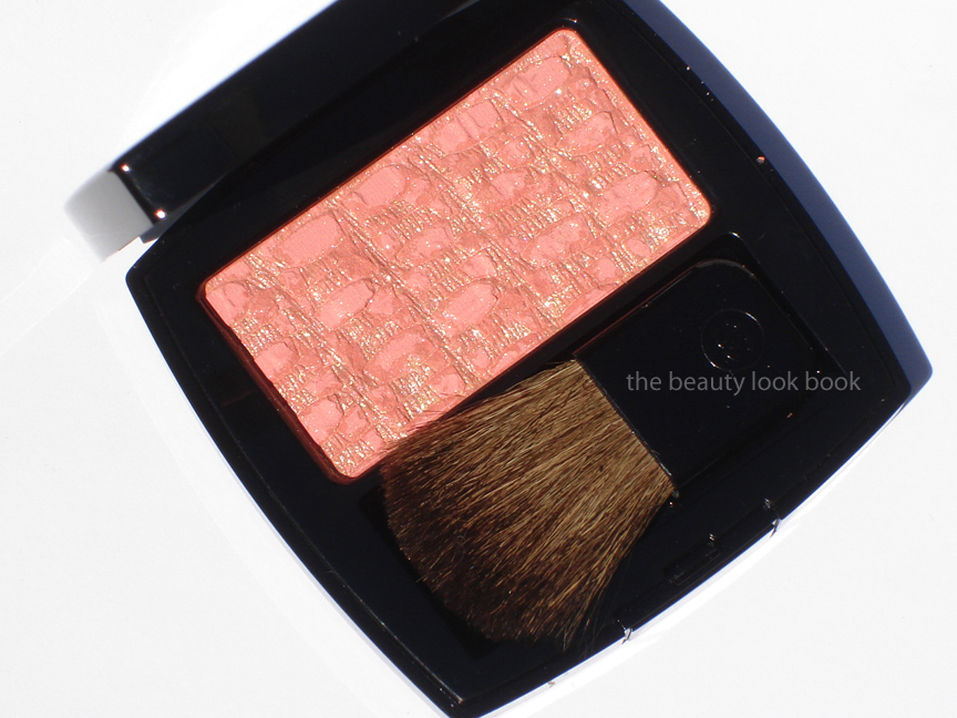Les Tissages de Chanel in Tweed Brun Rosé 70 - The Beauty Look Book