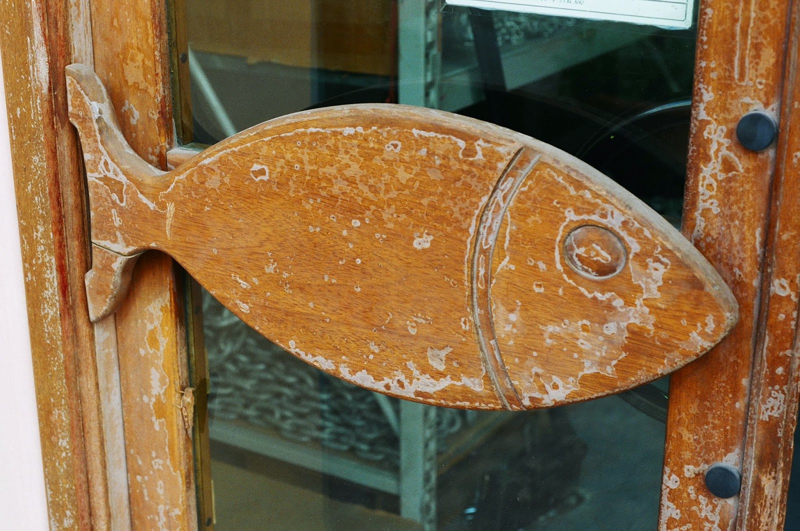SHIPS CHANDLERS, PORT, FISH, FISH DOOR HANDLE, ARTISAN WOODWORK, CRICKET, GRILLO, CAMOUFLAGE, SCIACCA, SICILY, © VAC 100 DAYS 4 MILLION CONVERSATIONS, 2015 GENERAL ELECTION