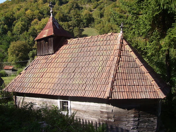 Biserica de lemn  cu hramul Sf. Cuvioasa Paraschiva din Runcu Mare