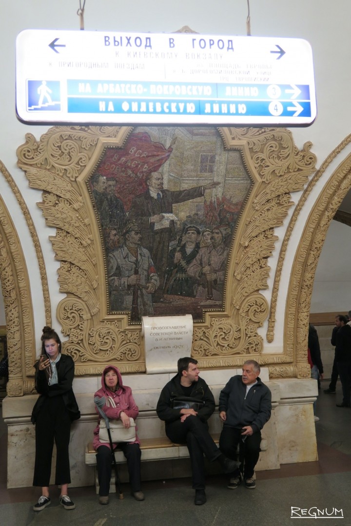 Киевская кольцевая линия. Киевская (станция метро, кольцевая линия). Станция комсомольская кольцевая указатели. Метро киевская кольцевая выходы. Переходная станция в метро.