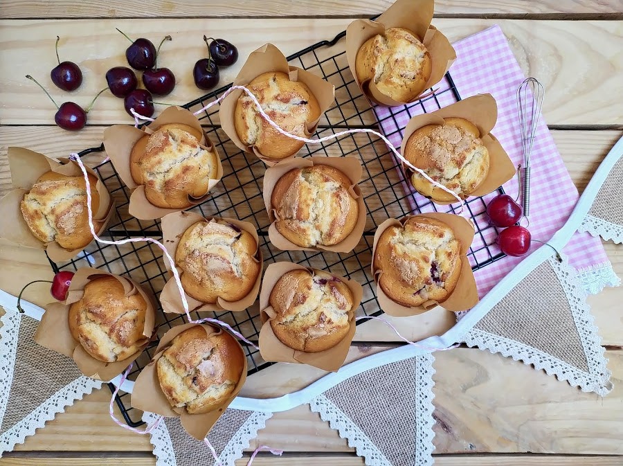 Muffins de cerezas. Cherry muffins. Desayuno, merienda, postre, fruta de temporada, receta fácil, esponjosos, jugosos, tiernos. Cuca