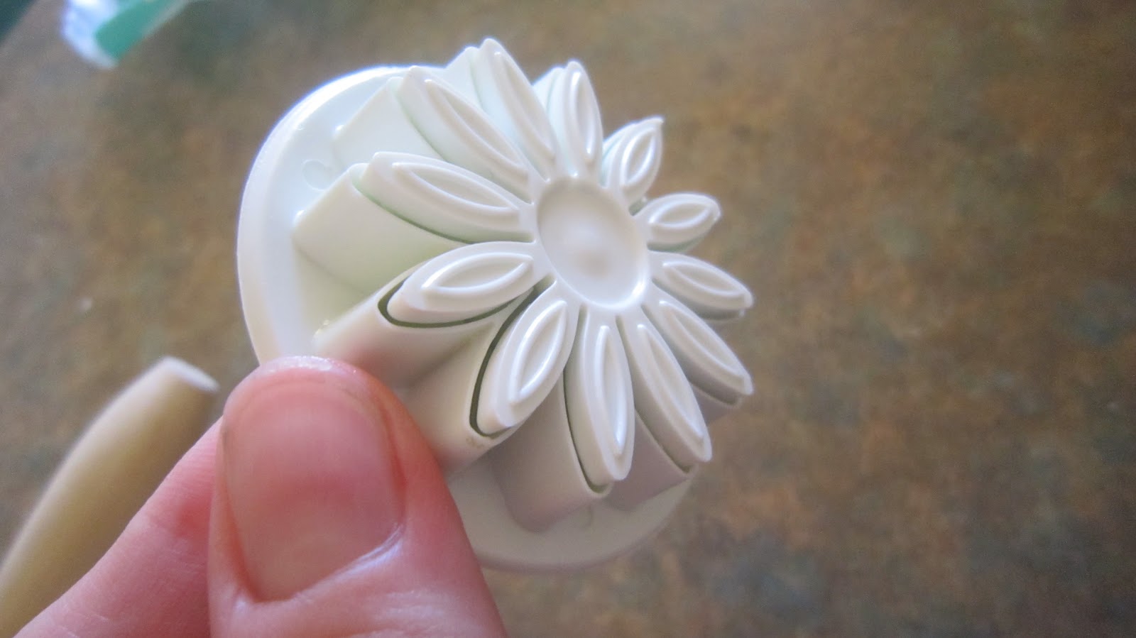 Virtual little craft cafe Marshmallow Fondant Flowers with bees