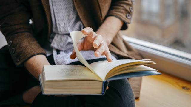 baca buku saat delay pesawat foto baca buku saat delay pesawat