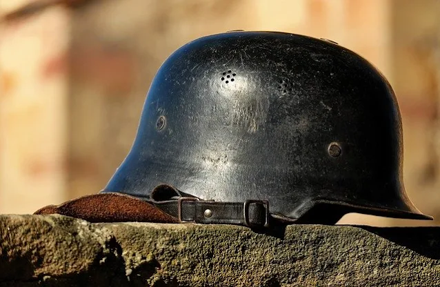 capacete de soldado no chão na guerra
