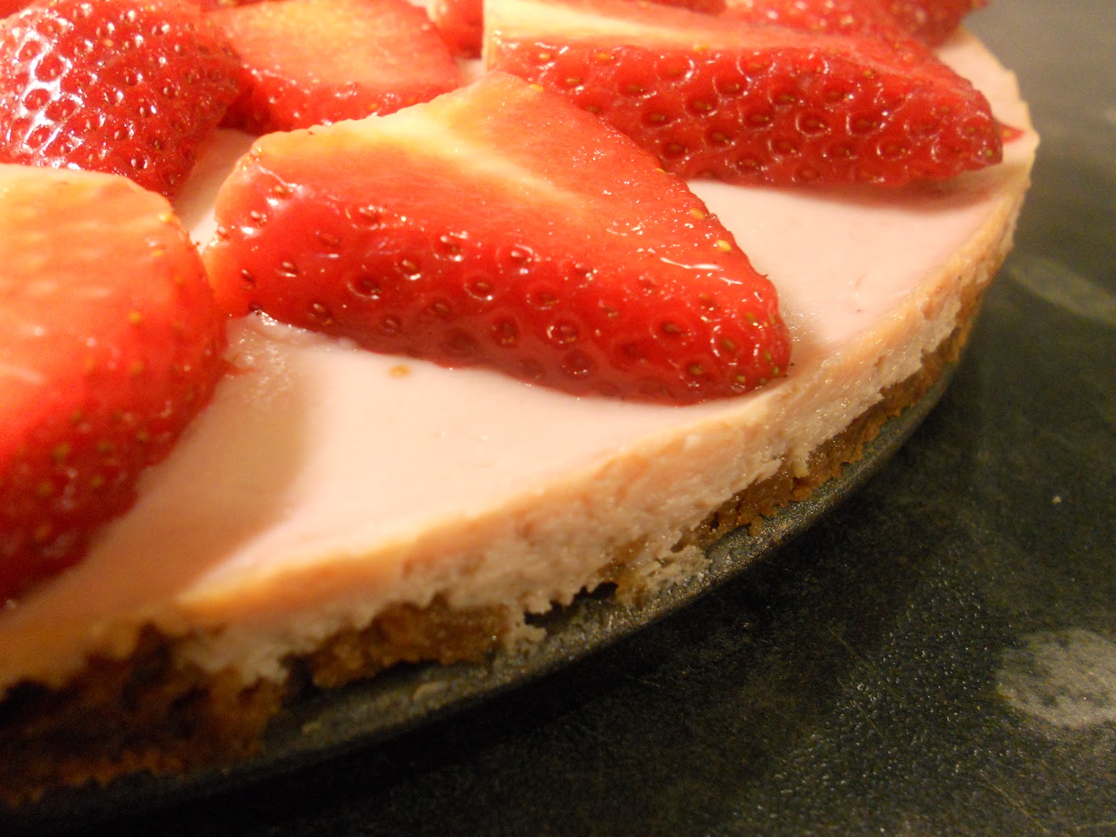 Strawberry Tofu Cheesecake vegan, sugarfree