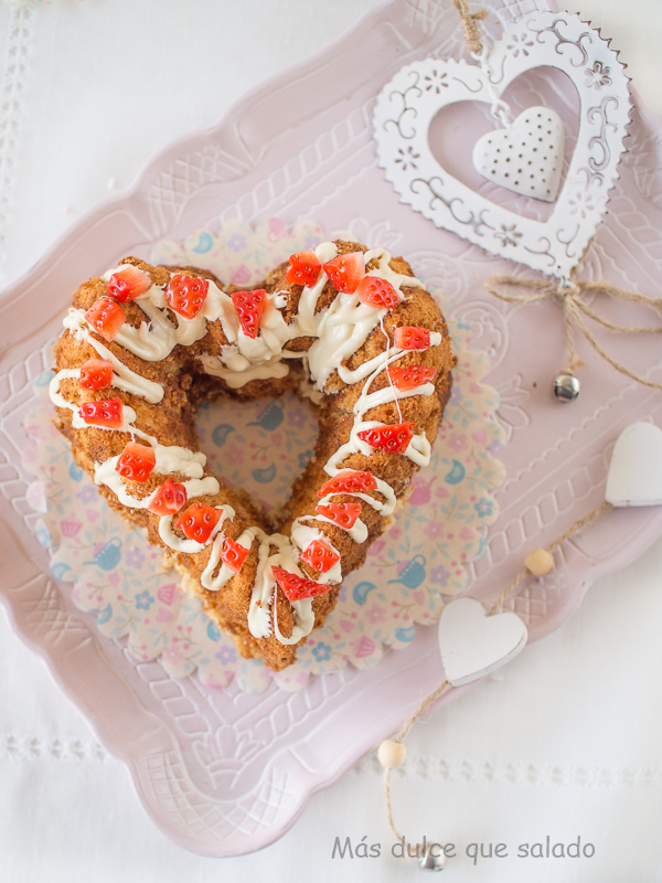 Bundt Cake de chocolate blanco y fresas