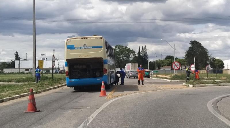 Ônibus da Novo Horizonte quebra no meio da pista e deixa transito travado no anel viário em Vitória da Conquista. Ônibus da Novo Horizonte quebra no meio da pista e deixa transito travado no anel viário em Vitória da Conquista.